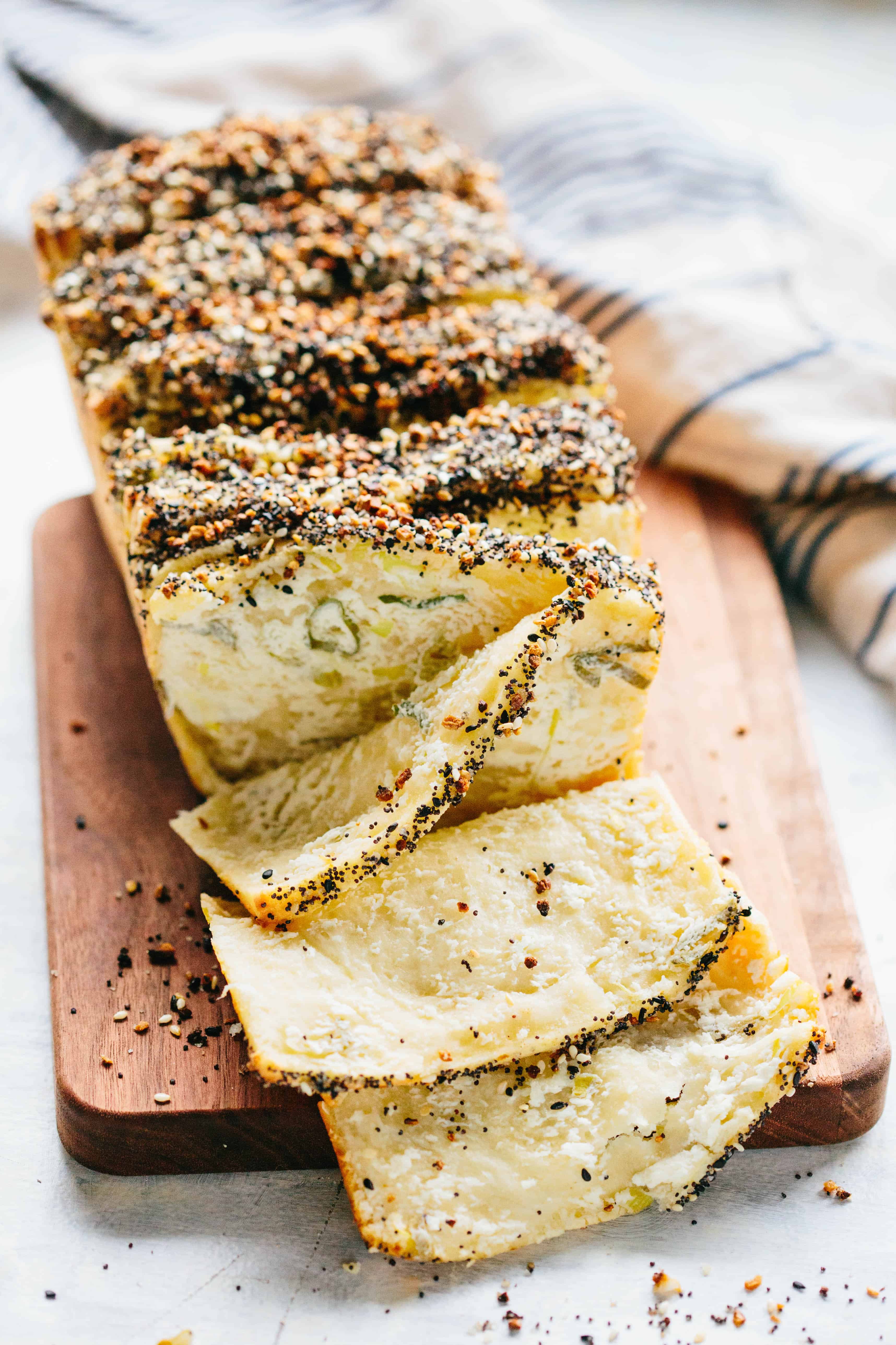 everything bagel pull apart bread with scallion cream cheese