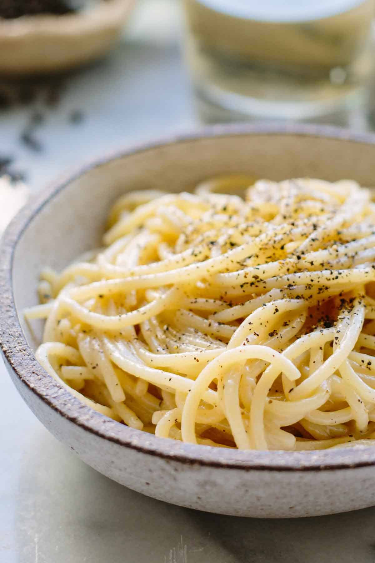 A small bowl of spaghetti cacio e pepe.